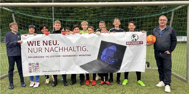 Die D-Jugend des SV Alemannia Adendorf mit dem Banner.  Foto: privat