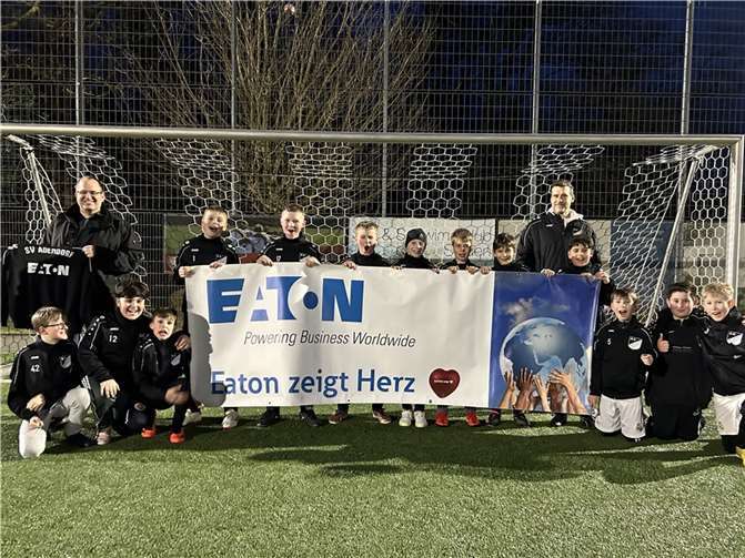 Die D-Jugend des SVA ist von dem Bonner Energieverteilungs- und AutomatisierungsUnternehmen EATON Industries GmbH mit neuen Trainingsanzügen ausgestattet worden. Foto: privat