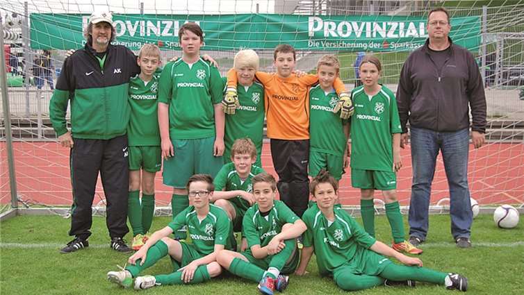 Die D-Jugend des TuS Fortuna Kottenheim, zusammen mit ihren Trainern in der Düsseldorfer ESPRIT Arena beim PROVINZIAL U13 Cup in Düsseldorf. Privat