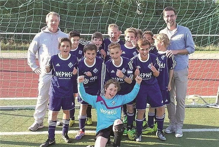 Die D-Jugend freut sich über den geschafften Aufstieg in die Sondergruppe. privat