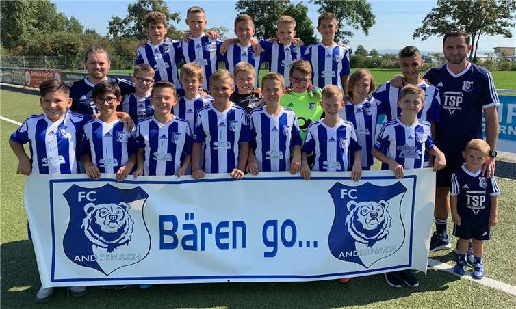 Die D-Junioren Kicker des FC Andernach starten in das Abenteuer Rheinlandliga mit folgendem Kader:vorne v.l. Arber Ljuma, Toran Mogulkoc, Niklas Behr, Leon Schopf, David Rehan, Felix Bersch, Sinan Brahaj, Maskottchen Hugo Bicvic. Mittlere Reihe v.l. Co-Trainer Chris Schopf, Max Kneib, Paul Stiehle, Nico Fogolin, Fabio Staab, Tim Auer, Rayen Somrani, Trainer Leo Bicvic. Hintere Reihe v.l. Ardit Dzaferi, Andreas Gergert, Albijon Bajramaj, Milo Becker, Adrian Medic.Foto: privat