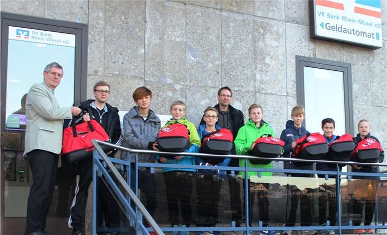 Die D-Junioren bedankten sich mit einem persönlichen Besuch in der Filiale in Kobern-Gondorf.privat