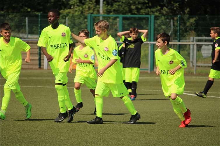 Die D-Junioren des Ahrweiler BC machten in ihren ungewohnten neongelben Trikots des SV Wehen eine gute Figur beim Turnier in Idstein. Foto: Martin Brand