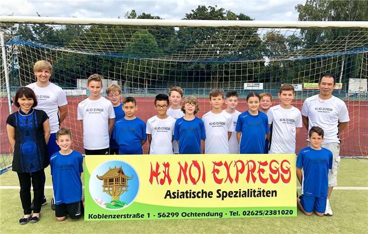 Die D-Junioren des SV Ochtendung freuen sich über die T-Shirts, die ihnen die Inhaber des asiatischen Restaurants „Hanoi-Express“, Nga und Dung Pham, überreichten. Trainer und 2. Juniorenkoordinator Martin Schleich bedankte sich im Namen des Teams. Privat