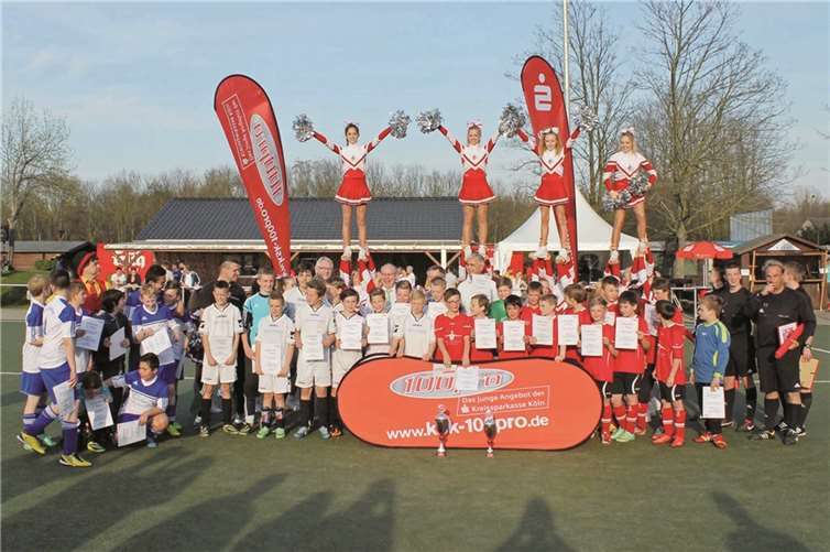 Die D-Junioren des SV Wachtberg (weiße Trikots) gewannen in Bedburg-Kaster das erste Vorrundenturnier zum 100pro-Cup der Kreissparkasse Köln. KSK Köln
