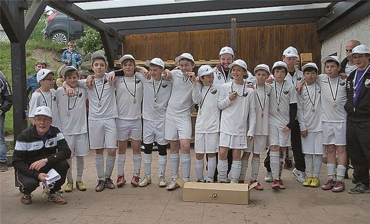 Die D-Junioren nach der Meisterehrung vor dem Vereinsheim von Schwarz-Weiß Merzbach. privat