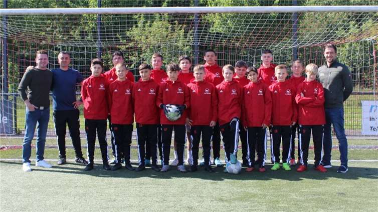 Die D-Junioren sind jetzt auch bei schlechtem Wetter bestens ausgestattet.  Foto: privat