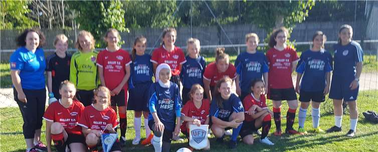 Die D-Juniorinnen aus Montabaur wurden von den Mädels aus Tonnerre (blaue Trikots) herzlich empfangen. privat