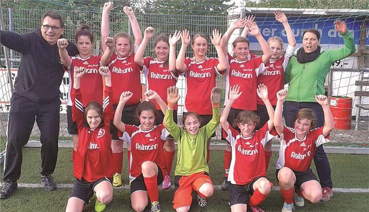 Die D-Juniorinnen des FV „Rheingold“ freuen sich über ihren Erfolg.privat