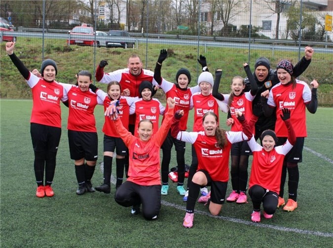 Die D-Juniorinnen des SV Kripp haben sich für ihre zuletzt ansteigende Form endlich belohnt: Beim Auswärtsspiel gegen den SV Holzbach II feierten die Kripperinnen am Samstagmorgen einen verdienten 6:4-Erfolg – und damit den ersten Saisonsieg!Foto: SV Kripp / Jessica Rühlemann