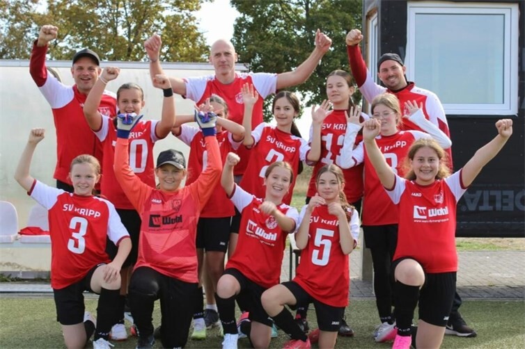 Die D-Juniorinnen des SV Kripp jubeln nach dem 4:1-Auswärtssieg bei der SG 99 Andernach II. 