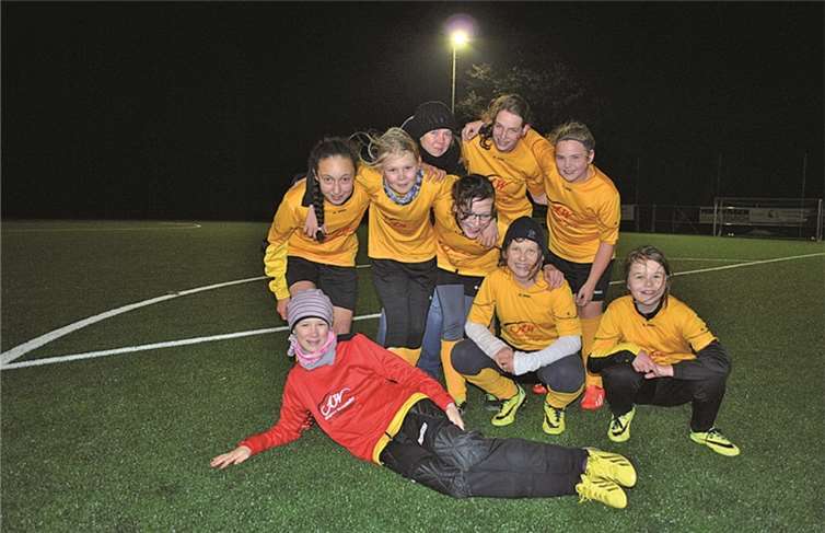 Die D-Juniorinnen freuen sich über ihren hohen Erfolg. privat