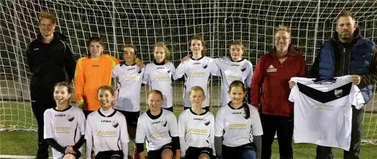 Die D-Juniorinnen in ihren neuen Trikots. Privat