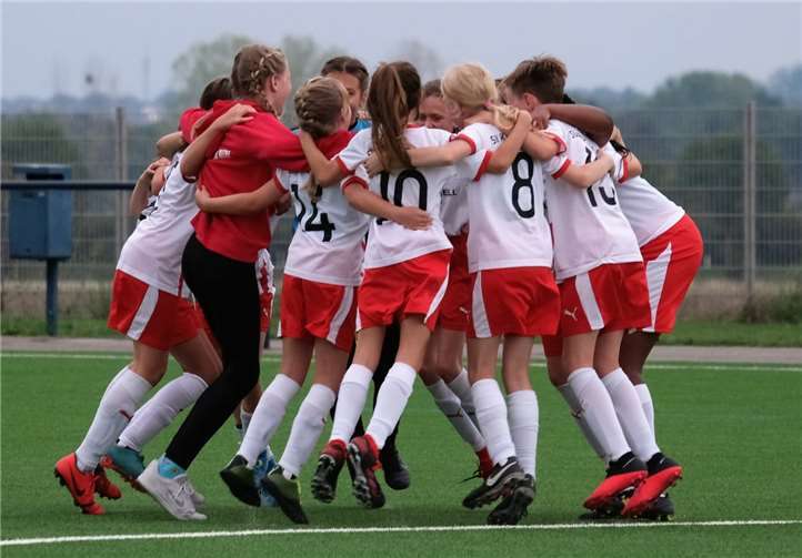 Die D-Juniorinnen jubeln über ihren Sieg in Zülpich.