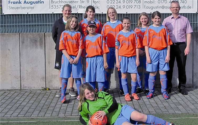 Die D-Juniorinnen trafen sich zusammen mit Frank Augustin zum Fototermin. Privat