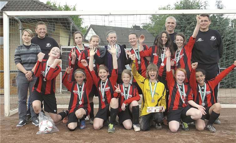 Die D-Juniorinnen vom FV Rübenach haben nach drei Titeln allen Grund zum Jubeln.privat