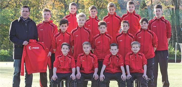 Die D1-Jugend der SG in den neuen Trainingsjacken des Sponsors Fiege.privat