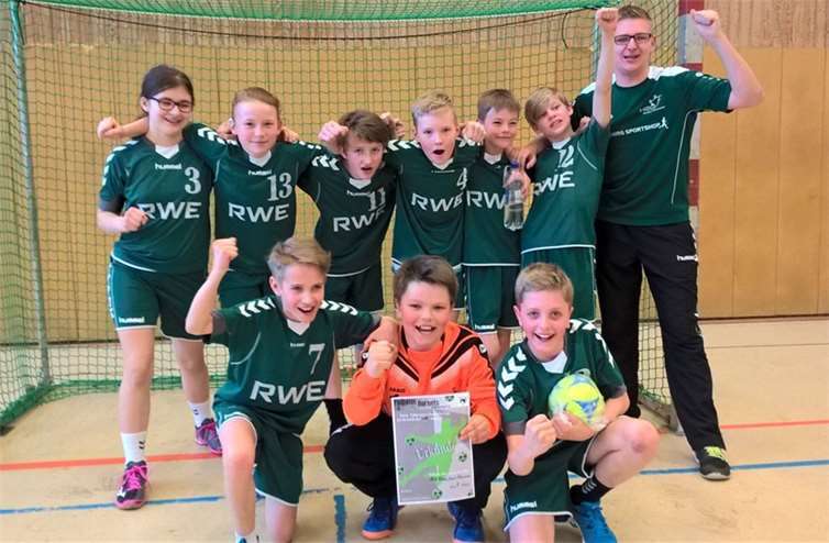 Die D1-Jugend jubelt ausgelassen über ihren Erfolg. privat