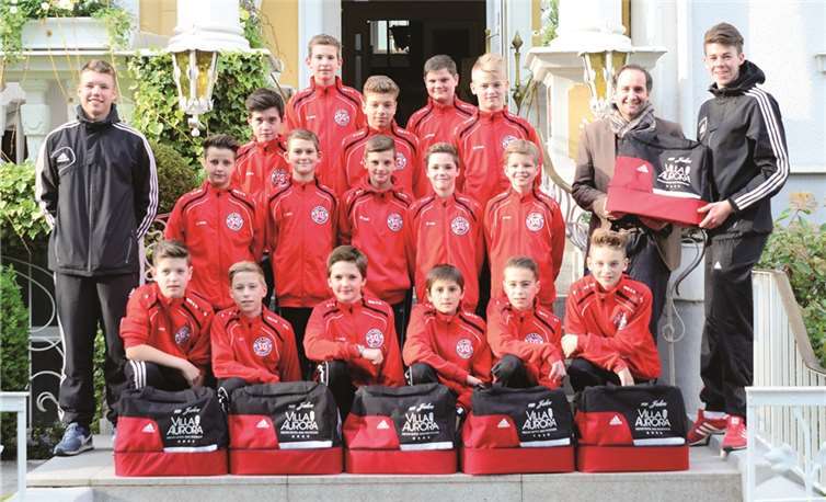 „Villa Aurora“ unterstützt Ahrweiler Fußballjugend Die D1-Jugendlichen der SG Ahrweiler präsentieren stolz ihre neuen Taschen.