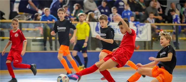 Die D1-Junioren des Ahrweiler BC (rot) waren bei der heutigen Endrunde nicht zu schlagen.Foto: Tobias Jenatschek