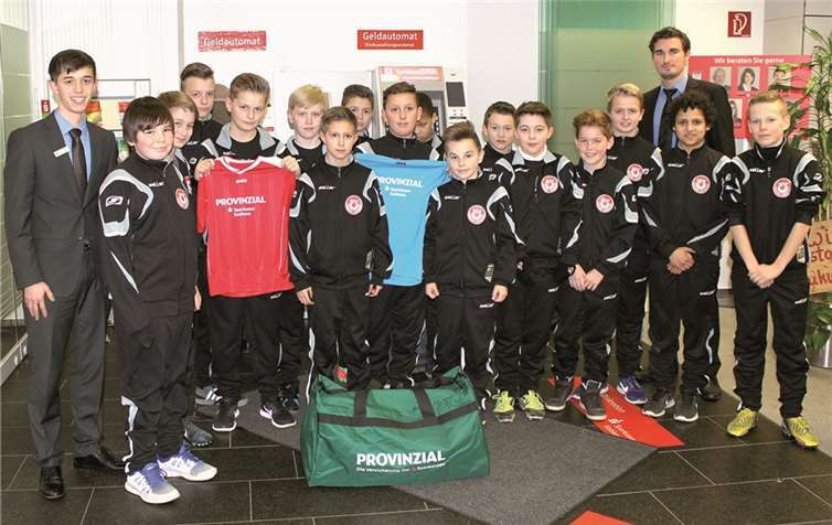 Die D1 der JSG Untermosel und Mitarbeiter der Sparkasse Koblenz bei der Trikot-Übergabe.privat