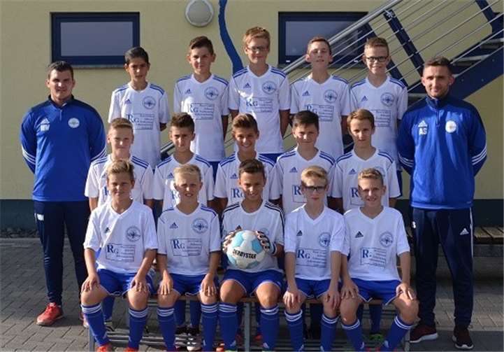 Die D1 der SG 99 möchte die Saison auf einem der vorderen Tabellenränge abschließen: Alesandro Bechere, Arijan Alija, Jonas Schleich, Leonard Zerwas, Benjamin Saftig (hinten, von links), Trainer Malte Wedemeyer, Noah Rauschning, Alban Kryeziu, Anis Hasanovic, Luca Baltes, Maximilian Rehan, Trainer Ajdin Sukalic (mittlere Reihe, von links), Nebi Pacolli, Martin Breil, Luca Bolz, Daniel Herbst und Philip Jax (vorne, von links). privat