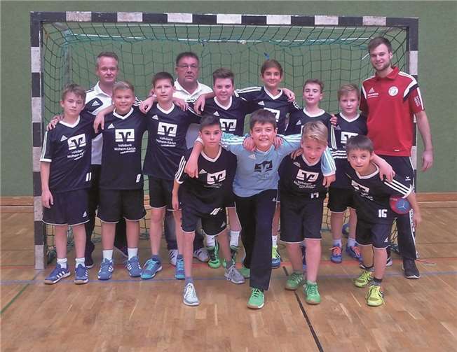 Die D1 freut sich über ihren Sieg (hinten v.l.): Mika Helf, Finn-Luca Bauer, Benedikt Heiner, Simon Tippmann, Jacob Ullmann, Etienne Berg, Lukas Schui; (vorne v.l.:) Benny Weinhart, Hendrik Stromberg, Jona Rietz, Manolo „Manni“ Hemm.privat