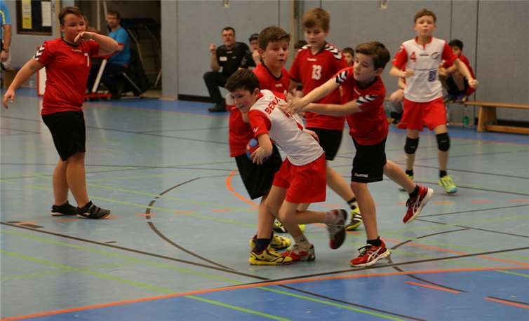 Die D2-Jugend der JSG (in weiß) kämpfte sich gegen Ahrbach/Bannberscheid (in rot) immer wieder bis zum Anschlusstreffer heran. privat