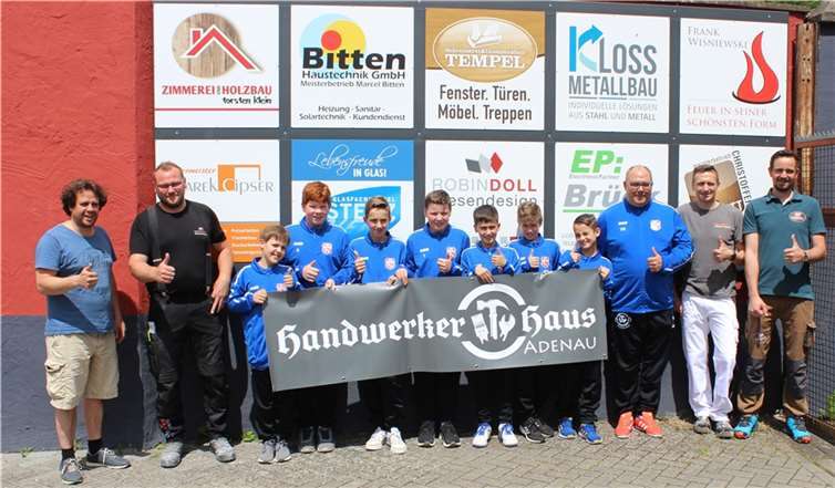 Die D2- Junioren der JSG Adenau mit Vertretern des Handwerkhaus Adenau bei der Übergabe der neuen Trainingsanzüge.  Foto: privat