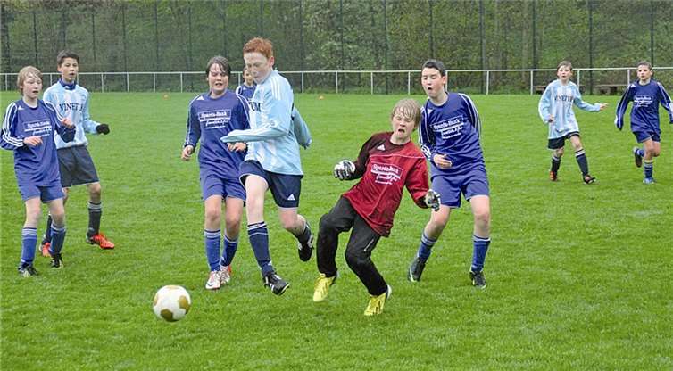 Die D2-Junioren der SG Bachem/Walporzheim (dunkle Trikots) um den starken Torhüter Felix Witthaus hielten gegen die eigenene D1 aufopferungsvoll dagegen. b privat