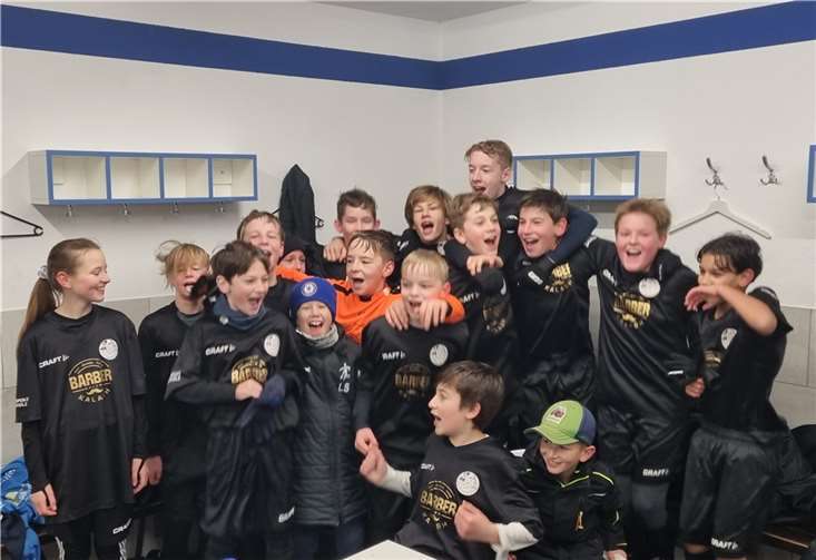 Die D2-Junioren feiern den Aufstiieg in die Leistungsklasse.  Foto: privat