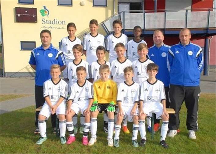 Die D2 tritt ab dieser Saison auf dem großen Spielfeld an: Jamil Mohamed, Jonas Clemens, Marin Vucic, Jeff Ampadu (hinten, von links), Trainer Yassin Mohamed, Luis Garcia Schumacher, Carlos Canela, Yannek Fischer, Noah Weinert, Co Trainer Sven Schneider, Betreuer Christof Clemens (mittlere Reihe, von links), Erijon Pacoli, Fabian Theiss, Nicolas Hermann, Max Unruhund Leonit Killing (vorne, von links). privat