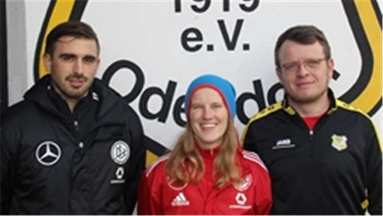 Die DFB-Trainerin Magdalena Schiefer wies die Trainer und Eltern der Bambini- und der F-Jugend-Mannschaften in die Themenbereiche „Jugendarbeit“ sowie „abwechslungsreiches Training“ ein. Unterdessen trainierte DFB-Trainer Lino Sánchez die Kinder.privat