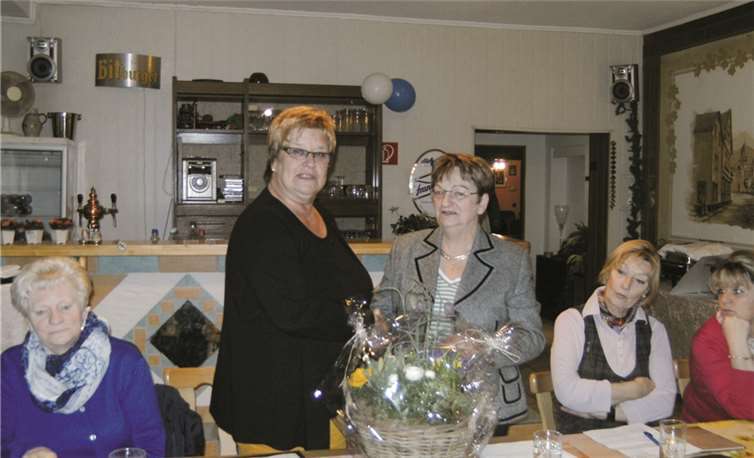 Die DHB-Vorsitzende Doris Weber (2.v.l.) bedankte sich bei der ausscheidenden Kassiererin Rosemarie Rebischke (3.v.l.) für ihre Arbeit im Verein. privat