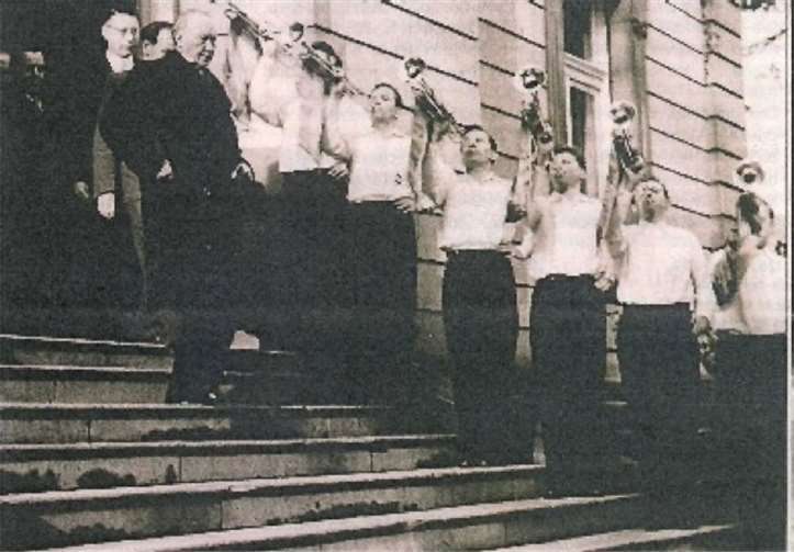 Die DJK-Fanfarenbläser verabschieden den Bundeskanzler an der Villa Michels.