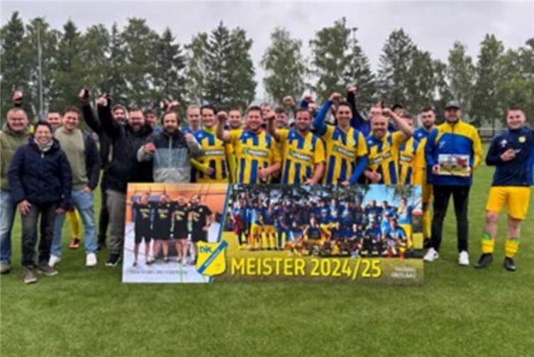 Die DJK Müllenbach ehrt und verewigt ihre Meister-Teams auf einer großen Meister-Tafel auf dem Sportplatz.Foto: Marcel Stern
