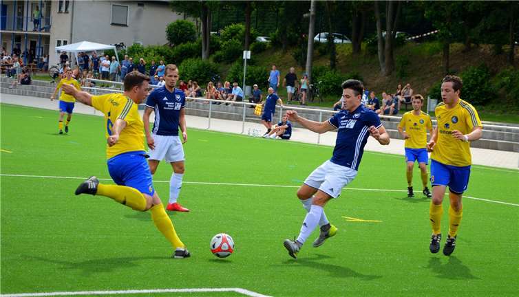 Die DJK Plaidt (blaue Trikots) behielt gegen die SpVgg Burgbrohl die Oberhand.privat