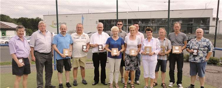 Die DJK St. Katharinen ehrte bei herrlichem Wetter ihre langjährigen Mitglieder.privat