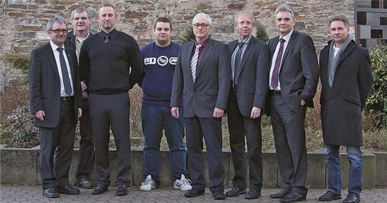 Die DJK im Gespräch mit Lutz Schulz (v.l.): Pastor Lutz Schulz, Holger Napierala, Milan Kriegel, Tobias Schmidt, Volker Kirchesch, Bürgermeister Claus Peitz, Horst Paffrath.privat