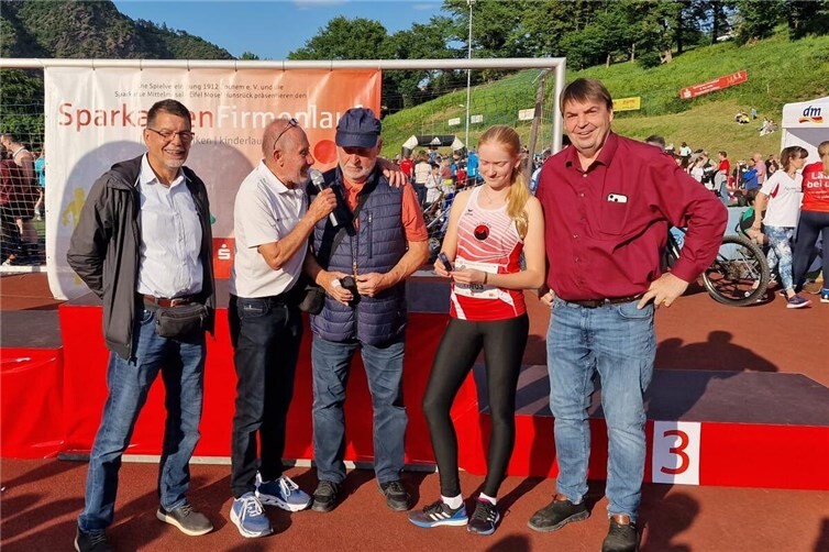 Die DLV-Bestennadel für Frieda Balles (2.v.re) würdigt auch die Arbeit der Trainer Josef Balles (Mi) und Bernd Hammes (Re), die Frida auf die Wettkämpfe vorbereiten und begleiten.