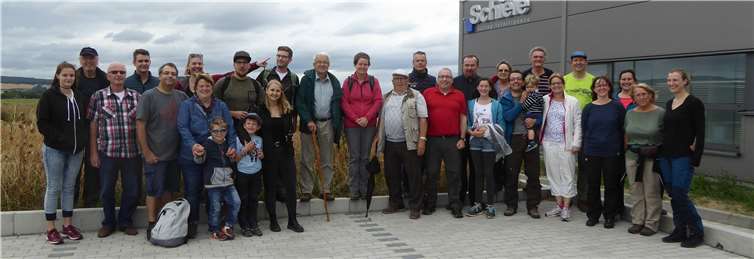 Die DRK-Gruppe an dem neuen Firmengebäude der Fa. Schiele.