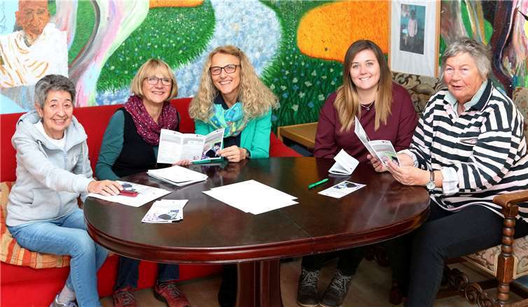 Die DRK-Migrationsberaterinnen Maria Schön (Mitte) und Ann-Kathrin Bierbrauer (zweite. v. re.) tauschten sich mit Ulla Pöhler, Vera Isler-Knüpfer und Jutta Deimel (v. li.) vom Sozialteam des Oberwinterer Kulturvereins „Schatzkammer e.V.“ über die Unterstützungsarbeit von Migranten aus und knüpften neue Knotenpunkte in ihren jeweiligen Netzwerken.Thorsten Trütgen