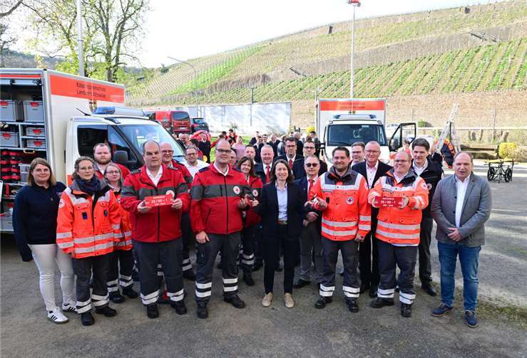 Die DRK Ortsvereine Adenau und Sinzig erhielten im April 2025 die Schlüssel für zwei neue Gerätewagen.  Foto:Martin Gausmann / Kreisverwaltung Ahrweiler