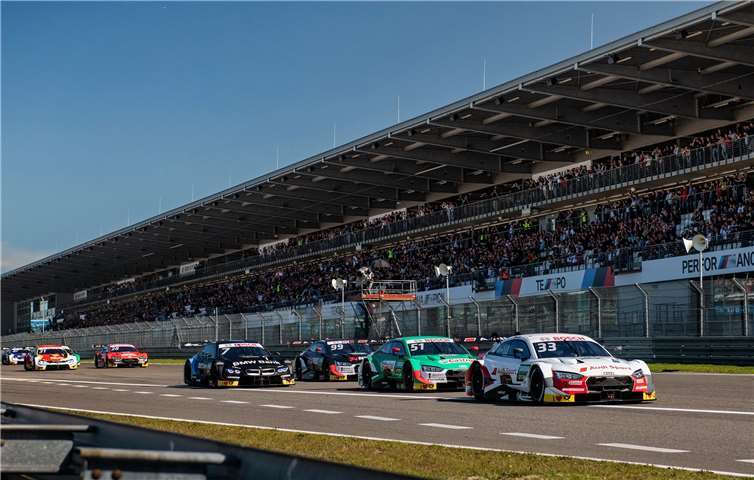 Die DTM fährt dieses Wochenende am Nürburgring vor Fans. Dank eines erprobten Hygienekonzepts darf eine begrenzte Anzahl an Zuschauern auf die Tribünen. Foto: Christian Hahn / Nürburgring
