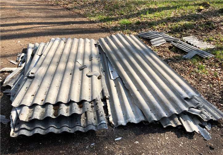 Die Dacheindeckungen wurden mitten auf einem Weg entsorgt. Foto: privat