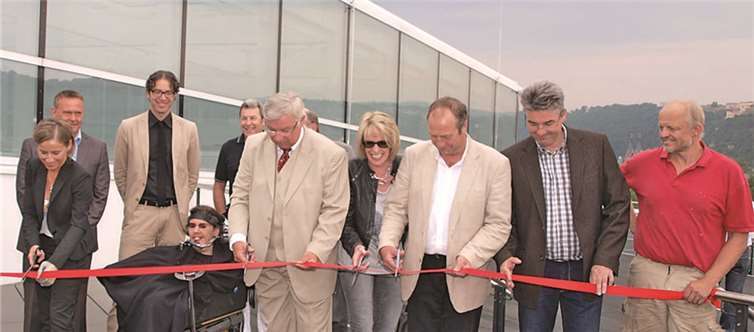 Die Dachterrasse des Forum Confluentes wurde mit dem symbolischen Durchschneiden des roten Bandes von Oberbürgermeister Joachim Hofmann-Göttig eröffnet.US