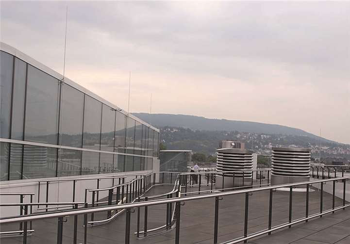 Die Dachterrasse ist durch barrierefrei Rampen auch für Rollstühle bestens erreichbar.