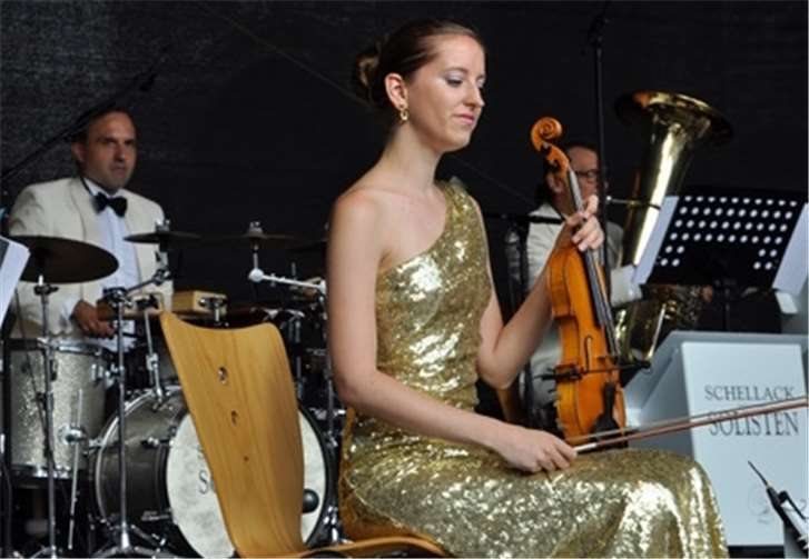 Die Dame im goldenen Gewand mit ihrer Violine.