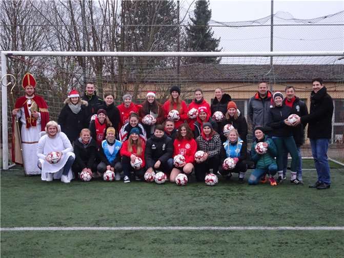 Die Damemannschaft des Maifelder SV freut sich über die Spende der neuen Fußbälle. Foto: privat
