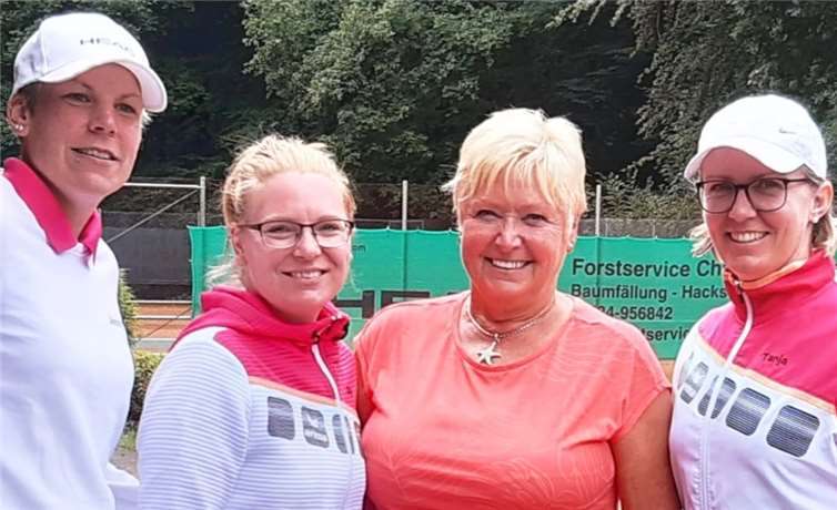 Die Damen 30B waren mit 12:2 gegen den TC Bad Marienberg siegreich. Im Einsatz waren (v.l.) Jenny Maasch, Anja Semmler, Adelheid Krämer und Tanja Wilius.Foto: TC Steimel